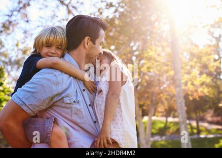 Vater, umarmen, Sicherheit, Tochter, Sohn, Huckepack, Papa, Väter, kuscheln, umarmen, Umarmungen, Wertpapiere, Töchter, Söhne, Huckepack Stockfoto