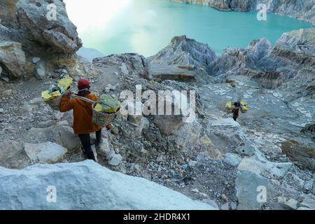 Kawah Ijen, East Java, Indonesien, 2. Juni 2021. Schwefelminer, der in den Krater des Vulkans Kawah Ijen in Ost-Java, Indonesien, hinunterwandert Stockfoto