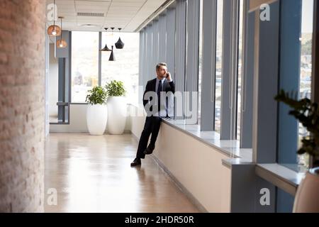 Geschäftsmann, am Telefon, Chef, Geschäftsleute, Führungskraft, Führungskräfte, Führungskräfte, Führungskräfte, Manager, am Telefon Stockfoto