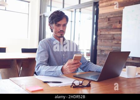 Geschäftsmann, lesen, mobil, sms, Chef, Geschäftsleute, Führungskräfte, Führungskräfte, Führungskräfte, manager, lesen, ein Buch lesen, etwas lesen, zu Stockfoto