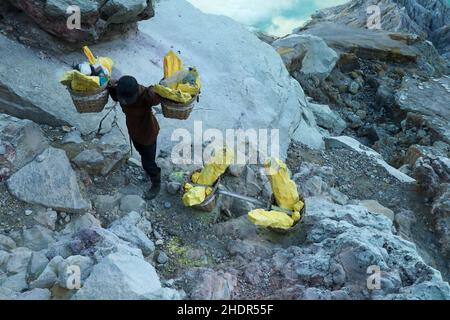 Banyuwangi, Kawah Ijen, Indonesien, 2. Juni 2021. Traditioneller Schwefelminer im Krater des Ijen Berges Stockfoto