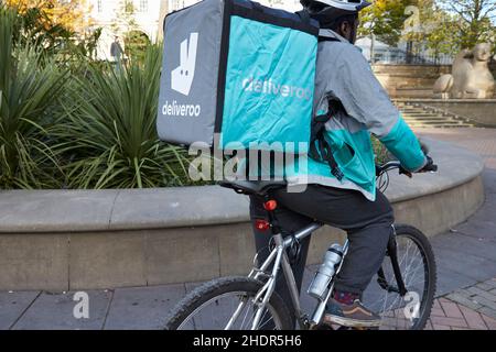 Essen herausnehmen, Lebensmittel liefern, Fahrradkurier, Lebensmittel herausnehmen, liefern, Lieferung von Lebensmitteln, Devilier, Food-Service, Pizza-Service Stockfoto