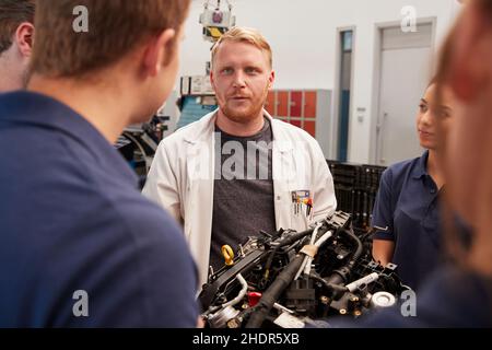 Ausbildung, Motor, Kfz-Mechaniker, Arbeitsplatz, Werkstatt, Mechaniker, Ausbildungsleiter, Meister, Ausbildung, Motoren, Motor, Kfz-Mechaniker, Arbeitsplätze, Stockfoto