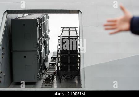 Keelung, Keelung, Taiwan. 7th Januar 2022. Ein Raketenwerfer von Hsiung Feng II, der auf einer taiwanesischen Korvette während einer taiwanesischen Navy-Übung zur Verbesserung der Vorbereitung während einer Armeeübung zur Verbesserung der Vorbereitung vor dem chinesischen Neujahr gesehen wurde, inmitten eskalierender chinesischer Bedrohungen für die Insel. Da die USA eine zunehmende Zahl von Waffenverkäufen nach Taipei und China genehmigen und mehr PLA-Kampfflugzeuge zur Kreuzfahrt um die selbstregierende Insel schicken, wurden militärische Spannungen in der Straße von Taiwan erwartet, die zunehmen werden. (Bild: © Daniel Ceng Shou-Yi/ZUMA Press Wire) Stockfoto