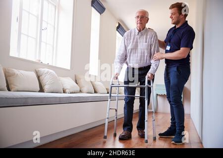 Gehrahmen, Pflegeheim, Reha, Krankenschwester, Gehrahmen, Altenpflege, Pflegeheime, Reha, Krankenschwestern Stockfoto