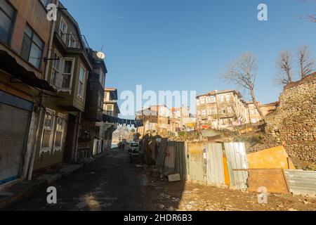 Istanbul, Türkei - 01. Januar 2021: Alte Wohngebäude im Zentrum von Istanbul Stockfoto