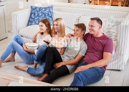 Zuhause, Fernsehen, Familienleben, Zappen, Zuhause, Fernsehen, fernsehen, Familienleben, Kanalwechsel, Zappen Stockfoto