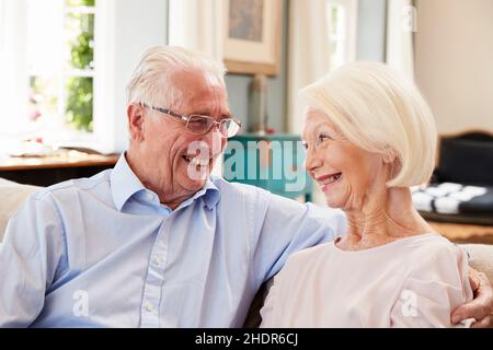 Glücklich, umarmt, liebe, älteres Paar, happies, Kuscheln, umarmen, umarmen, lieben, ältere Paare Stockfoto