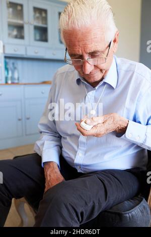 Senior, zu Hause, Notfall, Hausalarm, Hausnotruf, Drahtlose Glocke, ältere Menschen, alt, Senioren, Heime, Notfälle, Hausalarme Stockfoto