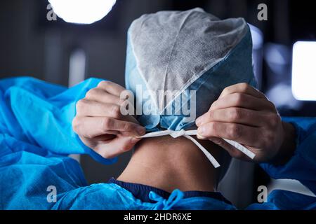 Arbeitsschutz, Hygiene, Chirurg, Chirurgie, Vorbereitung, Schützende Arbeitskleidung, Hygienes, Chirurgen, Operationen Stockfoto