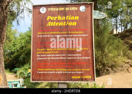 Java, Kawah Ijen, Indonesien, 2. Juni 2021. Warnschild im Krater Ijen. Mehrsprachig geschrieben in Bahasa Indonesia, Englisch, Französisch Stockfoto