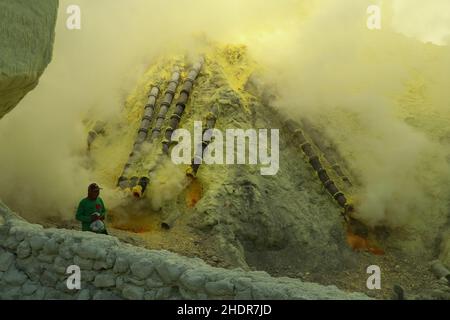 VULKAN KAWAH IJEN, OST-JAVA, INDONESIEN, 2. JUNI 2021. Schwefelminer sammelt Schwefel im Krater des Vulkans Kawah Ijen in Ost-Java, Indonesien Stockfoto