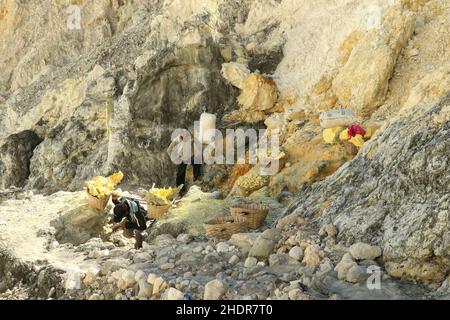 Kawah Ijen, East Java, Indonesien, 2. Juni 2021. Traditionelle Schwefelminen im Krater Ijen. Der Berg Ijen ist ein Vulkan, der sich zwischen Banyuwangi befindet Stockfoto