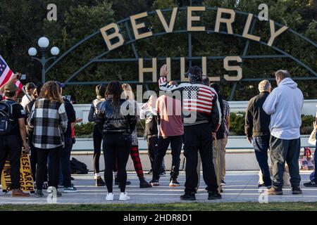 Beverly Hills, USA. 06th Januar 2022. Eine kleine Gruppe von Pro-Trumpern und rechten Anhängern veranstaltete eine Kundgebung, um den Aufstand vom 6. Januar zu feiern und lokale Kandidaten für Kommunalwahlen zu fördern. 1/6/2022 Beverly Hills, CA., USA (Foto: Ted Soqui/SIPA USA) Quelle: SIPA USA/Alamy Live News Stockfoto