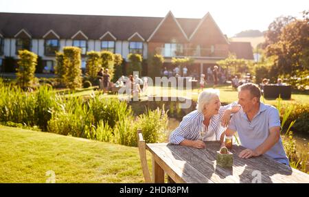 Trinken, Gartenbier, älteres Paar, zu trinken, Biergärten, Ältere Paare Stockfoto