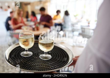 Serve, Tablett, Weißwein, Serves, Tabletts, Weißweine Stockfoto