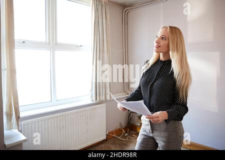 Frau, Wohnungssuche, Appartementzeigen, weiblich, Damen, dame, Frauen, Wohnungssuchefs Stockfoto