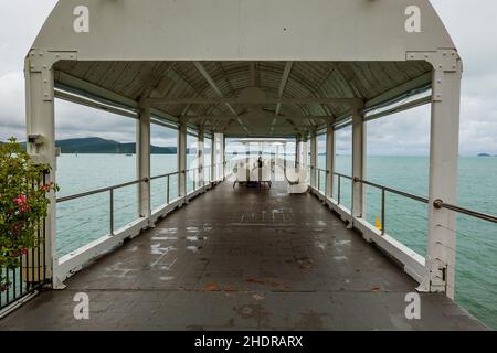 Airlie Beach, queensland, Australien - Januar 2022: Urlauber genießen den Meerblick von einem privaten Anlegesteg des Resorts Stockfoto