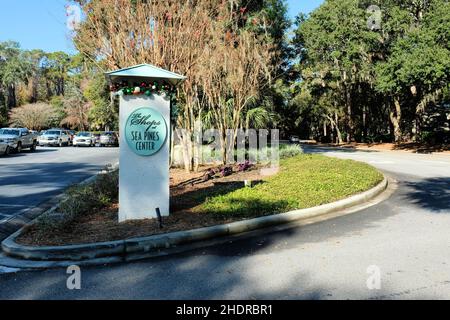 Schild am Eingang des Parkplatzes zu den Geschäften im Sea Pines Center, einem Einkaufszentrum mit Restaurants, Geschäften und Boutiquen; Hilton Head, South Carolina Stockfoto