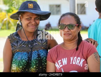 Zwei melanesische Frauen, die lächeln, als ihr Bild im März 2021 im Flughafen Madang in Papua-Neuguinea aufgenommen wurde Stockfoto