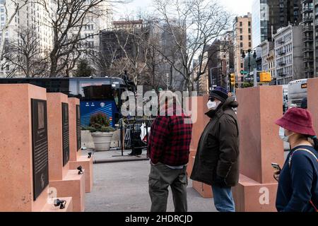 The Daily Show Monuments for Heroes of the Freedomsurrection zum Jahrestag des Aufstands im Capitol am 6. Januar 2021, gesehen auf der Fußgängerzone neben dem Madison Square Park . Die Menschen schauen sich die Denkmäler an. Die 8 Monumente präsentierten Rudy Giuliani, Tucker Carlson, Steve Bannon, Senator Josh Hawley, Senator Ted Cruz, U. S. Vertreterin Lauren Boebert, U. S. Vertreterin Marjorie Taylor Greene, ehemaliger Präsident Donald J. Trump. Alle Monumente wurden so gestaltet, dass sie wie Grabsteine aussehen. (Foto von Lev Radin/Pacific Press) Stockfoto