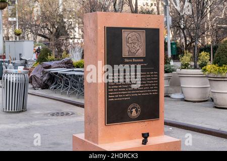 The Daily Show Monuments for Heroes of the Freedomsurrection zum Jahrestag des Aufstands im Capitol am 6. Januar 2021, gesehen auf der Fußgängerzone neben dem Madison Square Park. Denkmal mit Steve Bannon. Die 8 Monumente präsentierten Rudy Giuliani, Tucker Carlson, Steve Bannon, Senator Josh Hawley, Senator Ted Cruz, U. S. Vertreterin Lauren Boebert, U. S. Vertreterin Marjorie Taylor Greene, ehemaliger Präsident Donald J. Trump. Alle Monumente wurden so gestaltet, dass sie wie Grabsteine aussehen. (Foto von Lev Radin/Pacific Press) Stockfoto