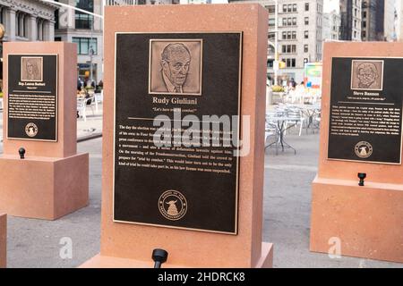 The Daily Show Monuments for Heroes of the Freedomsurrection zum Jahrestag des Aufstands im Capitol am 6. Januar 2021, gesehen auf der Fußgängerzone neben dem Madison Square Park. Denkmal mit Rudy Giuliani. Die 8 Monumente präsentierten Rudy Giuliani, Tucker Carlson, Steve Bannon, Senator Josh Hawley, Senator Ted Cruz, U. S. Vertreterin Lauren Boebert, U. S. Vertreterin Marjorie Taylor Greene, ehemaliger Präsident Donald J. Trump. Alle Monumente wurden so gestaltet, dass sie wie Grabsteine aussehen. (Foto von Lev Radin/Pacific Press) Stockfoto