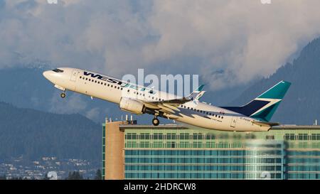 Richmond, British Columbia, Kanada. 2nd Dez 2021. Ein WestJet Boeing 737-800 Jet (C-FKRF) hebt vom internationalen Flughafen Vancouver ab. (Bild: © Bayne Stanley/ZUMA Press Wire) Stockfoto