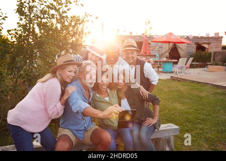 Umarmen, Freunde, Outdoor, Selfie, Kuscheln, Umarmen, umarmen, Freund, draußen Stockfoto