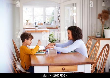 Mutter, zusammen, Sohn, Mittagessen, Mama, Mütter, Mütter, Zusammenkünfte, Söhne, Mittagspause Stockfoto