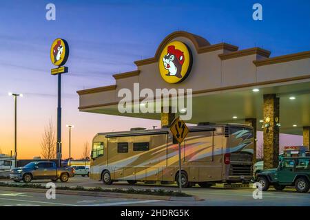 Buc-ee's Travel Center an der I-75 in Warner Robins, Georgia, ist ein 53.000 Quadratmeter großes Superstore-Center mit 117 Tankstellen. (USA) Stockfoto