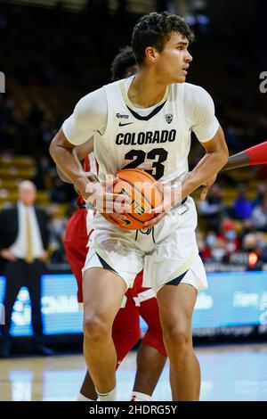 Boulder, CO, USA. 06th Januar 2022. Colorado Buffaloes Forward Tristan da Silva (23) korriert einen Rebound im Basketballspiel der Männer zwischen Colorado und dem Staat Washington im Coors Events Center in Boulder, CO. Derek Regensburger/CSM/Alamy Live News Stockfoto