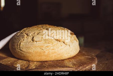 Frisch aus dem Ofen gebackenes Brot mit Fensterbeleuchtung. Stockfoto