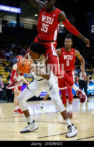 Boulder, CO, USA. 06th Januar 2022. Washington State Cougars Forward Mouhamed Gueye (35) landet auf den Büffeln von Colorado Forward Jabari Walker (12) im Männer-Basketballspiel zwischen Colorado und dem Staat Washington im Coors Events Center in Boulder, CO. Colorado gewann 83-78. Derek Regensburger/CSM/Alamy Live News Stockfoto