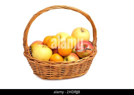 Früchte, Äpfel und Mandarinen in einem Weidenkorb auf weißem Hintergrund Stockfoto