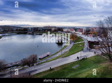 KRAKAU, POLEN - 4. NOVEMBER 2021: Weichsel und Böschung in Krakau. Blick vom Wawel Castle. Panoramafoto Stockfoto
