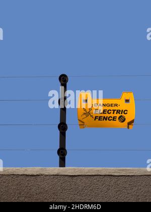Warnschild, Elektrozaun, Warnschilder, Elektrozäune Stockfoto
