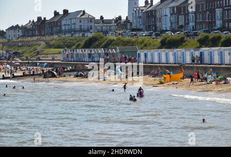 Leute, die sich am South Beach, suffolk, england, entspannen Stockfoto