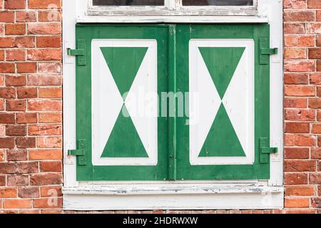 Fenster, Fensterläden, Fenster, Fensterläden Stockfoto