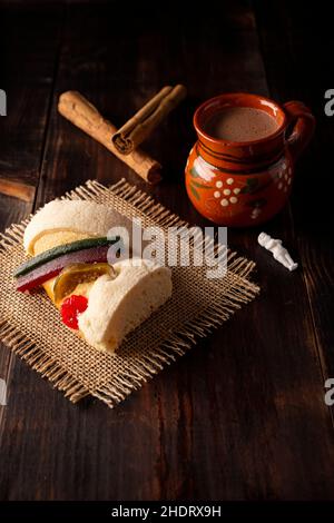 Traditionelle Kings Day Kuchen auch als Rosca de Reyes, Roscon, Epiphany Kuchen und mit einem Ton Jarrito. Mexikanische Tradition am 5th. Januar Stockfoto