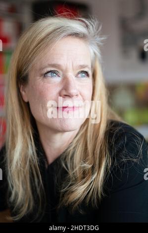 Köln, Deutschland. 21st Dez 2021. Nanette Snoep, Direktorin des Rautenstrauch-Joest-Museums, fotografiert in ihrem Büro nach einem Interview. 2022 könnte das Jahr sein, in dem Deutschland einige der wertvollen Benin-Bronzen zum ersten Mal nach Nigeria zurückgibt. Dafür setzt sich die Kölner Museumsdirektorin Nanette Snoep seit vielen Jahren ein. (To dpa 'Museumsdirektor Snoep drängt auf Rückkehr von Benin-Bronzen') Quelle: Marius Becker/dpa/Alamy Live News Stockfoto