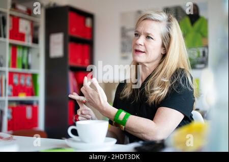 Köln, Deutschland. 21st Dez 2021. Nanette Snoep, Direktorin des Rautenstrauch-Joest-Museums, aufgenommen während eines Interviews in ihrem Büro. 2022 könnte das Jahr sein, in dem Deutschland einige der wertvollen Benin-Bronzen zum ersten Mal nach Nigeria zurückgibt. Dafür setzt sich die Kölner Museumsdirektorin Nanette Snoep seit vielen Jahren ein. (To dpa 'Museumsdirektor Snoep drängt auf Rückkehr von Benin-Bronzen') Quelle: Marius Becker/dpa/Alamy Live News Stockfoto