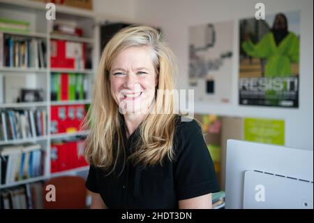 Köln, Deutschland. 21st Dez 2021. Nanette Snoep, Direktorin des Rautenstrauch-Joest-Museums, fotografiert in ihrem Büro nach einem Interview. 2022 könnte das Jahr sein, in dem Deutschland einige der wertvollen Benin-Bronzen zum ersten Mal nach Nigeria zurückgibt. Dafür setzt sich die Kölner Museumsdirektorin Nanette Snoep seit vielen Jahren ein. (To dpa 'Museumsdirektor Snoep drängt auf Rückkehr von Benin-Bronzen') Quelle: Marius Becker/dpa/Alamy Live News Stockfoto