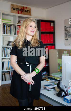 Köln, Deutschland. 21st Dez 2021. Nanette Snoep, Direktorin des Rautenstrauch-Joest-Museums, fotografiert in ihrem Büro nach einem Interview. 2022 könnte das Jahr sein, in dem Deutschland einige der wertvollen Benin-Bronzen zum ersten Mal nach Nigeria zurückgibt. Dafür setzt sich die Kölner Museumsdirektorin Nanette Snoep seit vielen Jahren ein. (To dpa 'Museumsdirektor Snoep drängt auf Rückkehr von Benin-Bronzen') Quelle: Marius Becker/dpa/Alamy Live News Stockfoto