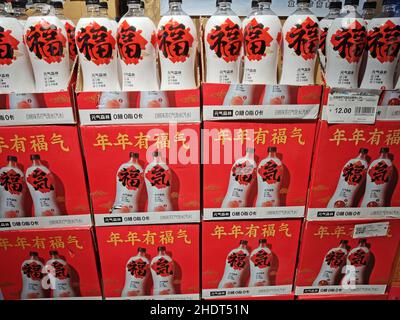 YICHANG, CHINA - 7. JANUAR 2022 - Yuanqi Forest Drinks werden in einem Supermarkt in Yichang, Provinz Hubei, am 7. Januar 2022 verkauft. Mitte dezember 2021 wurde das f Stockfoto