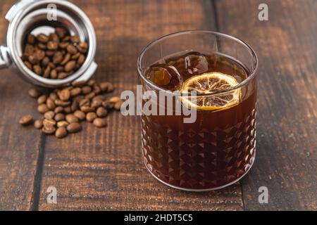 Erfrischende Eiskaffee-Limonade in Kristallglas-Tasse auf Holztisch Stockfoto