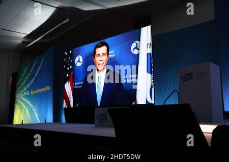 Las Vegas, NV, USA. 6th Januar 2022. Videobotschaft von Transportation Secretary Pete Buttigieg bei der International Consumer Electronics Show (CES) - DO, Mandalay Bay Convention Center, Las Vegas, NV, 6. Januar 2022. Kredit: JA/Everett Collection/Alamy Live Nachrichten Stockfoto