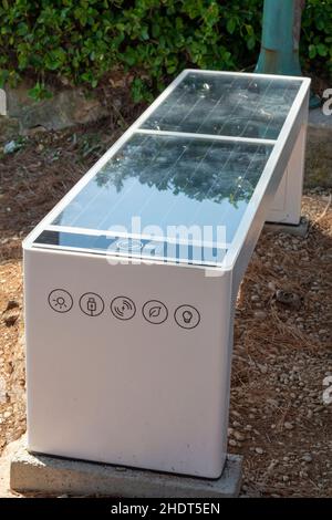 Moscenicka Draga, Kroatien, 12. august 2021 - Steora Solar Smart Bank in der Nähe des Strandes. Smart Bench bietet Temperatur- und Wettersensoren mit Draht Stockfoto