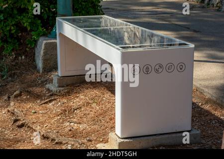 Moscenicka Draga, Kroatien, 12. august 2021 - Steora Solar Smart Bank in der Nähe des Strandes. Smart Bench bietet Temperatur- und Wettersensoren mit Draht Stockfoto