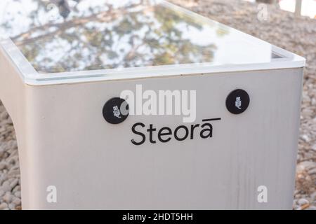 Moscenicka Draga, Kroatien, 12. august 2021 - Steora Solar Smart Bank in der Nähe des Strandes. Smart Bench bietet Temperatur- und Wettersensoren mit Draht Stockfoto